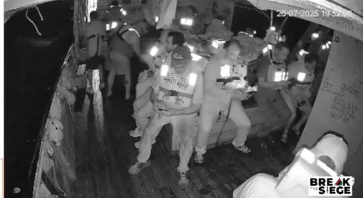 חברי המשט "חנדלה" שיצאה מאיטליה לעזה