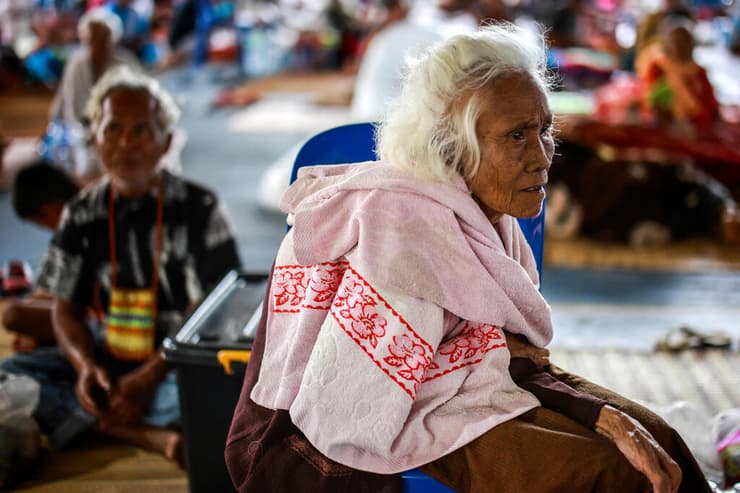 צילום: רויטרס / REUTERS/Athit Perawongmetha ארחים תאילנדים במקלט זמני בעקבות הסכסוך עם קמבודיה