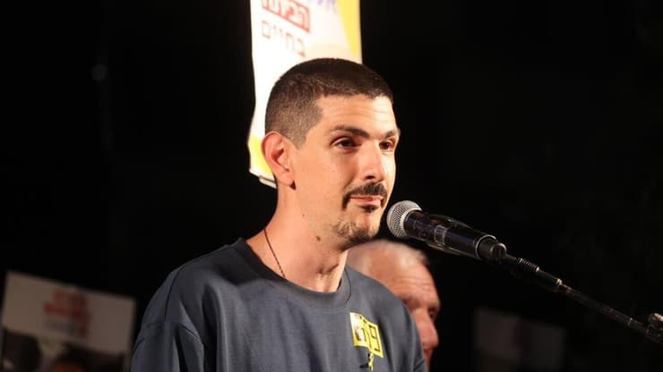 שורד השבי אור לוי בעצרת בכיכר החטופים