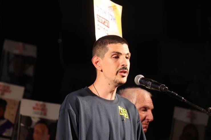 שורד השבי אור לוי בעצרת בכיכר החטופים