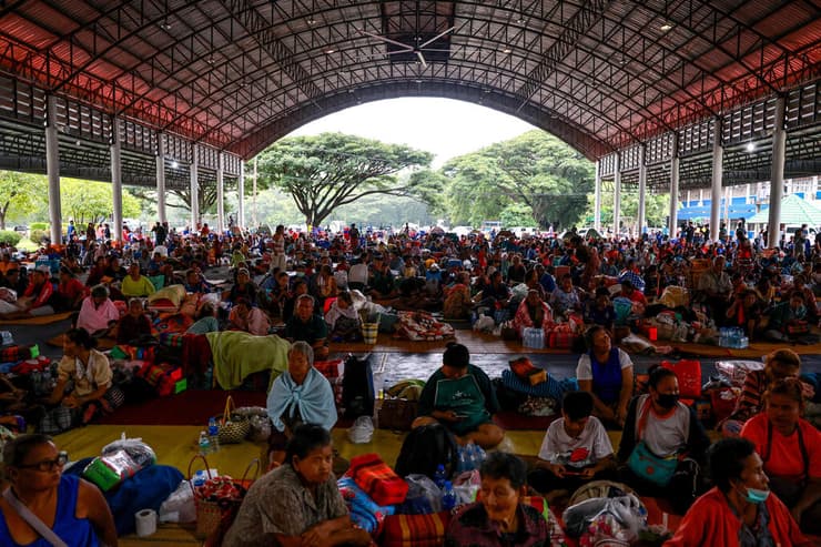 צילום: רויטרס / REUTERS/Athit Perawongmetha ארחים תאילנדים במקלט זמני בעקבות הסכסוך עם קמבודיה