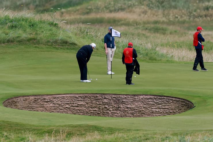נשיא ארה"ב טראמפ משחק גולף במגרש בבעלותו ב טורנברי סקוטלנד