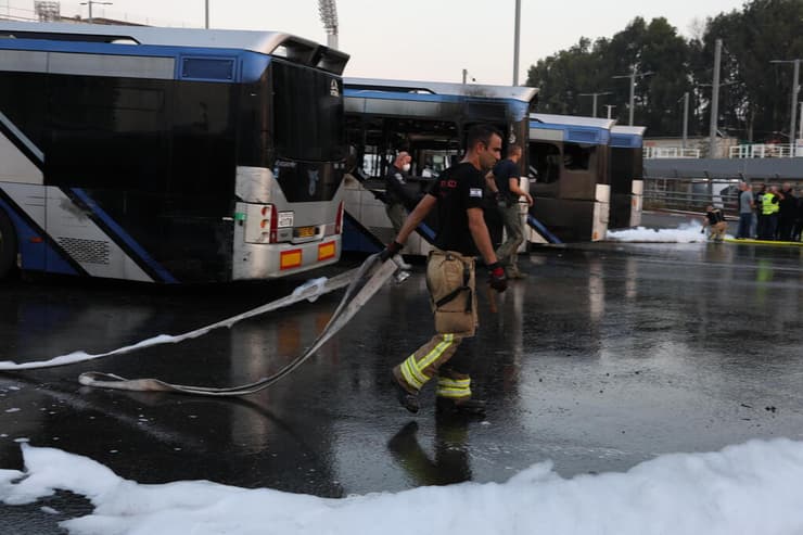 צילום: שאול גולן שריפה בחניון אוטובוסים בבת ים