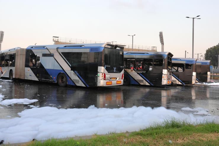 צילום: שאול גולן שריפה בחניון אוטובוסים בבת ים