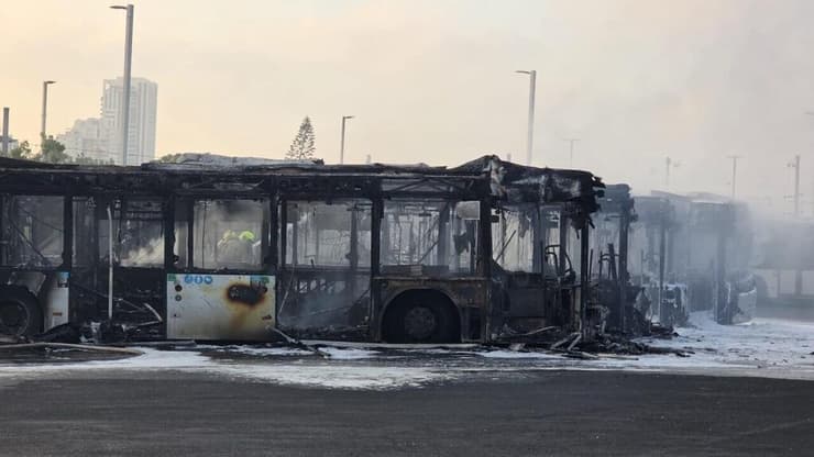 האוטובוסים השרופים בחניון בבת ים (צילום: תיעוד מבצעי מד"א) שריפה בחניון אוטובוסים בבת ים