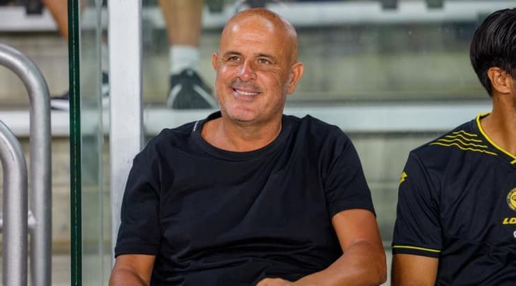 יוסי אבוקסיס. מחויך לקראת פתיחת העונה (רועי כפיר) יוסי אבוקסיס. מחויך לקראת פתיחת העונה