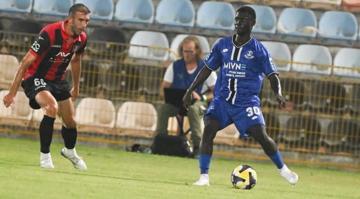 טאבי דג’יאמגון ג’וסלין עם הכדור