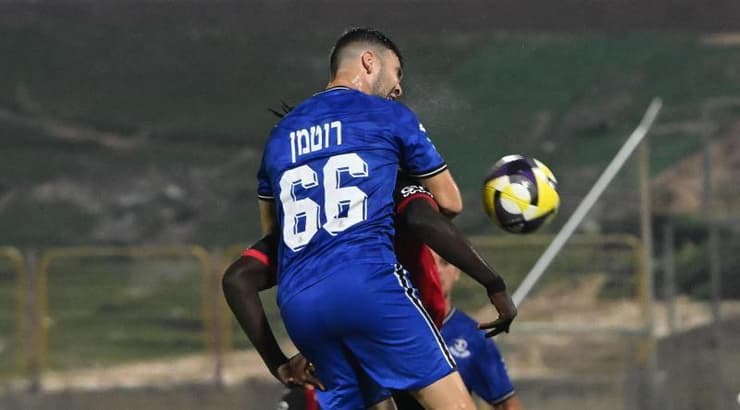 איתי רוטמן עולה לנגיחה