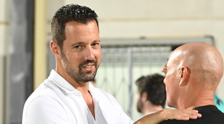 עומר פרץ לוחץ יד לזיו אריה