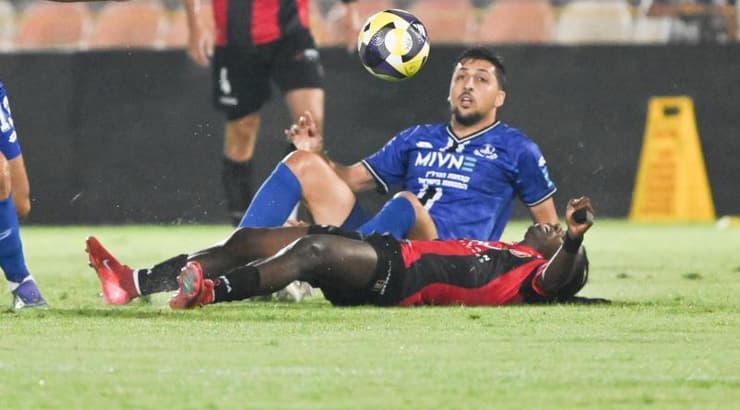 ישראל דאפה ושביט מזל במאבק על הכדור