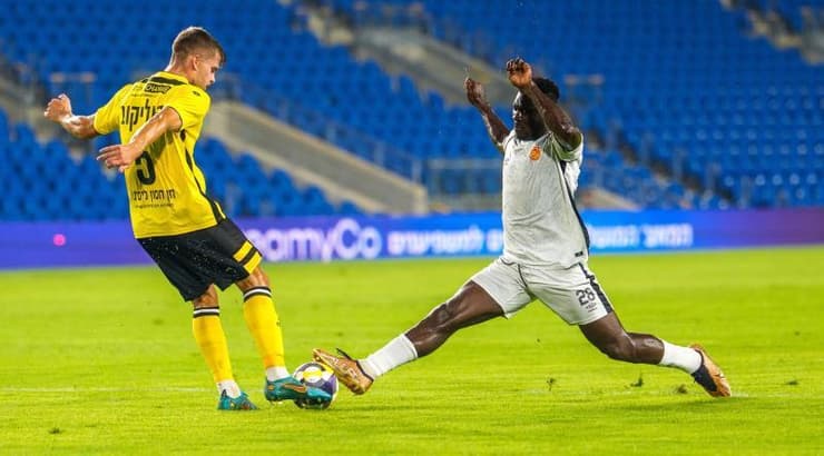 דניס קוליקוב ואבנעזר ממאטה במאבק על הכדור (רועי כפיר) דניס קוליקוב ואבנעזר ממאטה במאבק על הכדור