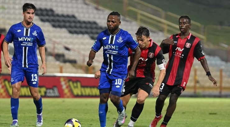 ג'יימס אדניי רודף אחרי הכדור