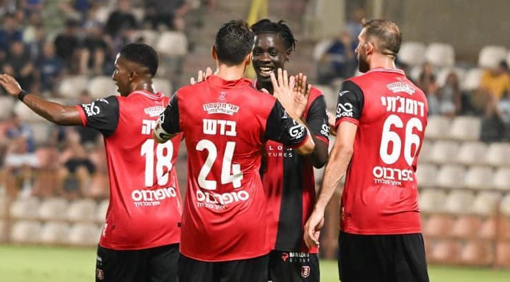 החברים חוגגים עם ישראל דאפה