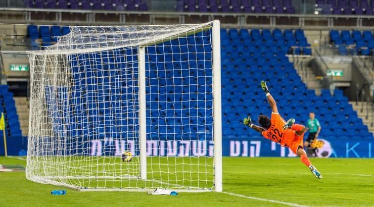 עומר ניראון כבר נכנע לבעיטה של ממאטה, הכדור למזלו לא הלך למסגרת (רועי כפיר) עומר ניראון כבר נכנע לבעיטה של ממאטה, הכדור למזלו לא הלך למסגרת