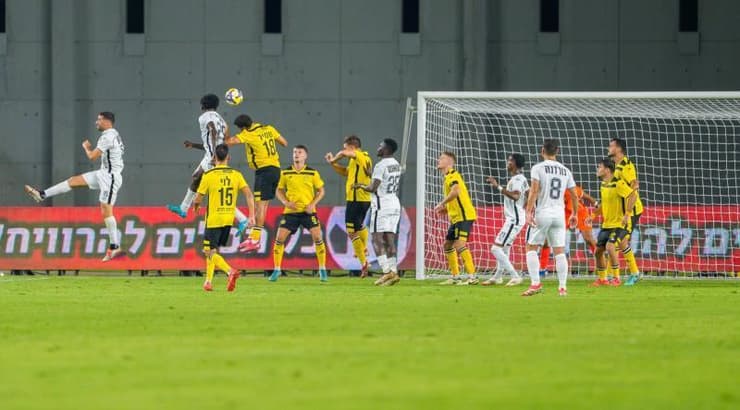 עמנואל אדג'י עולה מעל כולם (רועי כפיר) עמנואל אדג'י עולה מעל כולם