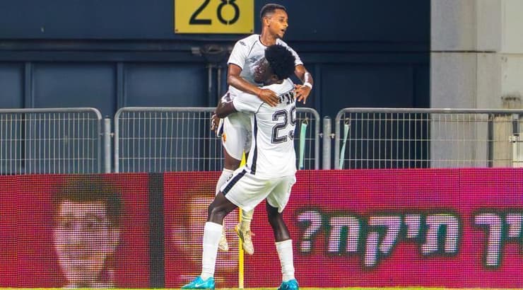 כובש השער עמנואל אדג'י מניף את המבשל נועם מוצ'ה (רועי כפיר) כובש השער עמנואל אדג'י מניף את המבשל נועם מוצ'ה