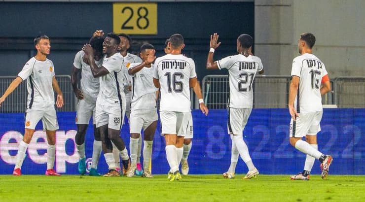 שחקני מ.ס אשדוד חוגגים את היתרון (רועי כפיר) שחקני מ.ס אשדוד חוגגים את היתרון