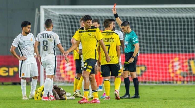 שניר לוי שולף לנועם מוצ'ה את הכרטיס האדום (רועי כפיר) שניר לוי שולף לנועם מוצ'ה את הכרטיס האדום