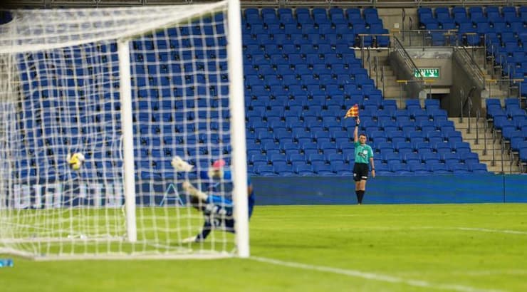 הכדור נכנס לרשת, הקוון הרים דגל לנבדל (רועי כפיר) הכדור נכנס לרשת, הקוון הרים דגל לנבדל