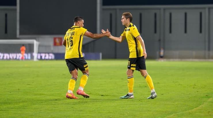 באסם זערורה מברך את ווילסון האריס אחרי השער (רועי כפיר) באסם זערורה מברך את ווילסון האריס אחרי השער