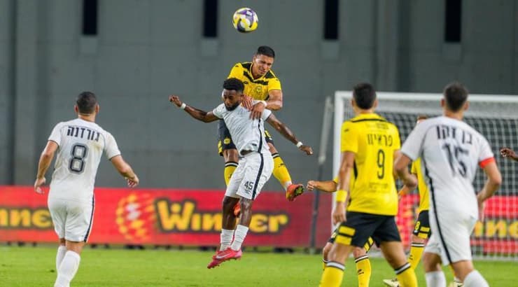 באסם זערורה מנתר מעל אור דסה (רועי כפיר) באסם זערורה מנתר מעל אור דסה