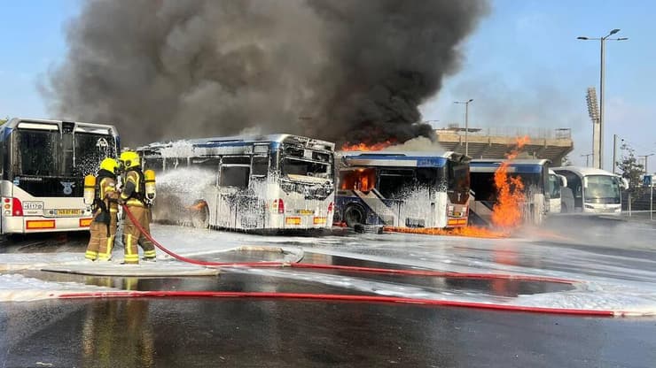 פעולות הכיבוי בחניון האוטובוסים (צילום: כבאות והצלה) שריפה בחניון אוטובוסים בבת ים