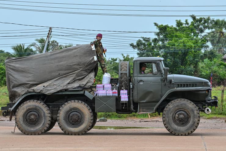 רכב קמבודי עם משגר רקטות תועד סמוך לגבול. הקרבות נכנסו ליום השלישי
(צילום: TANG CHHIN Sothy / AFP) חיילים קמבודיים בכוננות ללחימה עם תאילנד