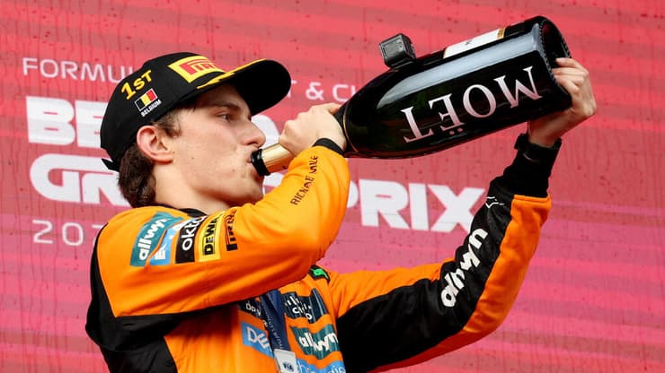 פיאסטרי חוגג על הפודיום (צילום: REUTERS/Yves Herman) אוסקר פיאסטרי