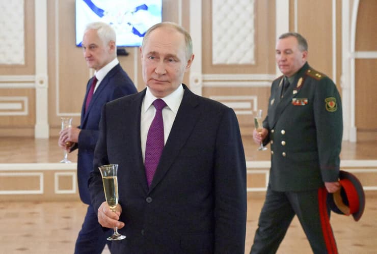 נשיא רוסיה ולדימיר פוטין מגיע על סירת פטרול ל חגיגות חיל הים הרוסי סנט פטרסבורג