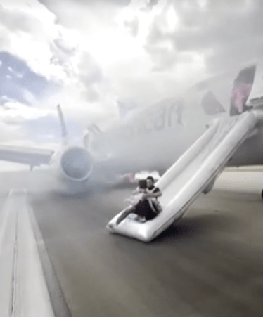 נוסע מחזיק ילדה קטנה וכבודה (highlymigratoryfishing via Instagram@) פינוי חירום ממטוס אמריקן איירליינס