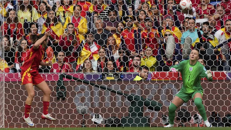 מריונה נוגחת