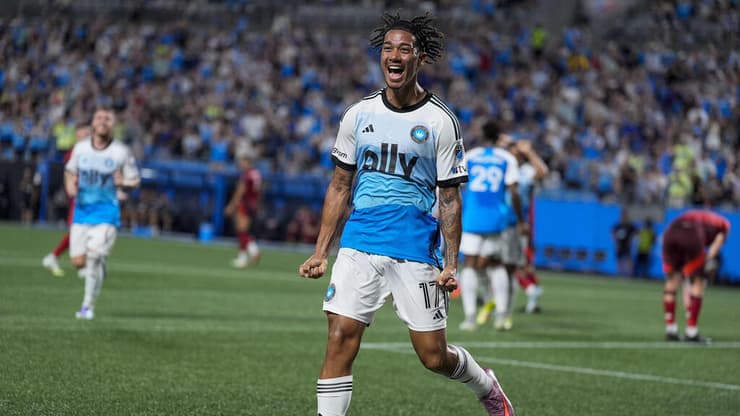 בכושר נפלא. עידן טוקלומטי (Jim Dedmon/Reuters) שחקן שארלוט עידן טוקלומטי