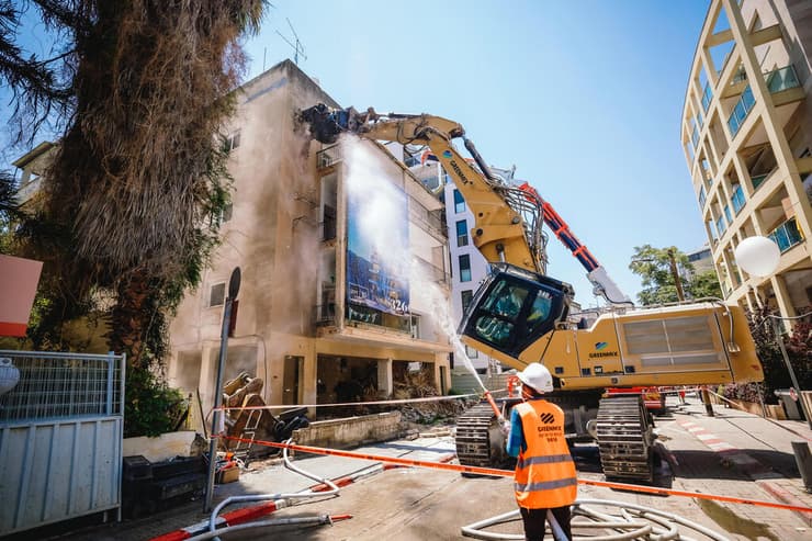 התחדשות עירונית בתל אביב. הריסת בניין ישן בפרויקט של גיא ודורון לוי