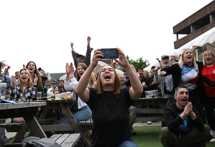 גם מחוץ לאצטדיון חגגו