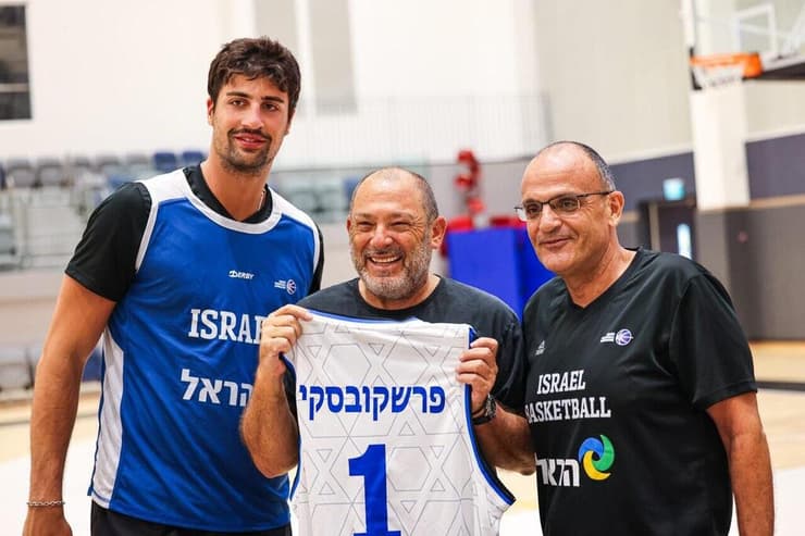 בית הלחמי, דני אבדיה ויוסי פרשקובסקי (צילום באדיבות איגוד הכדורסל) נבחרת ישראל במפגש עם נבחרת נכי צה"ל