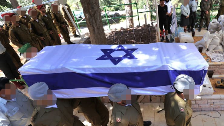 "תודה שנתת לנו להיות איתך עוד שבוע" (צילום: אלכס קולומויסקי) הלוויתו של בצלאל יהושוע מסבכר בהר הרצל