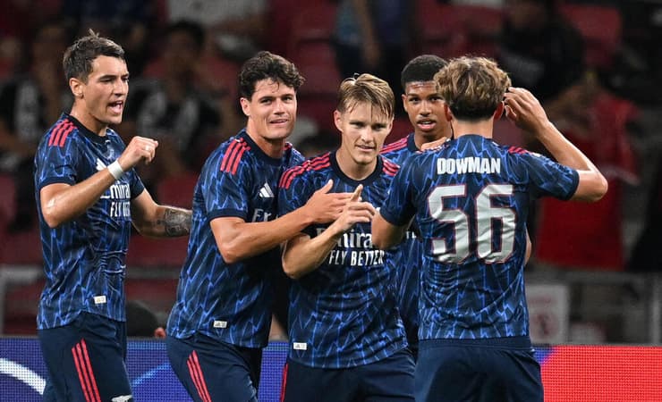 חוגג את הפנדל עם אודגור (צילום: REUTERS/Caroline Chia) מקס דאומן חוגג עם אודגור