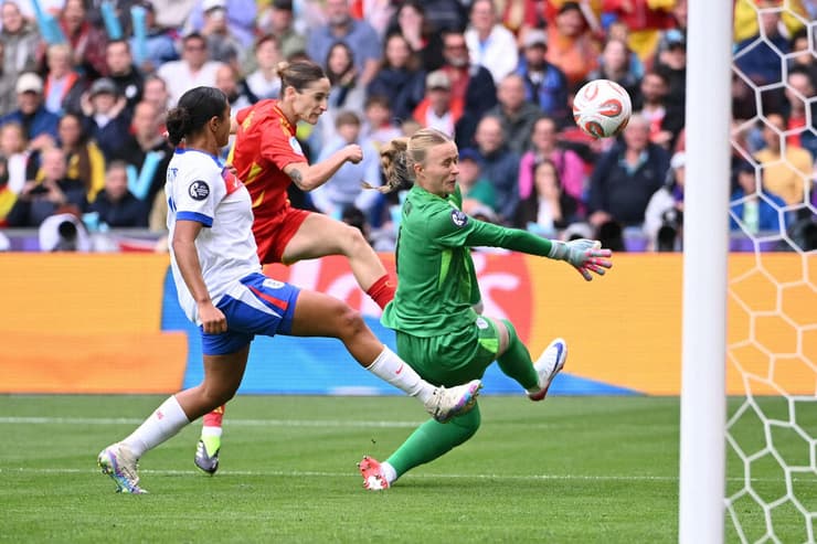 המפטון עוצרת את אסתר 