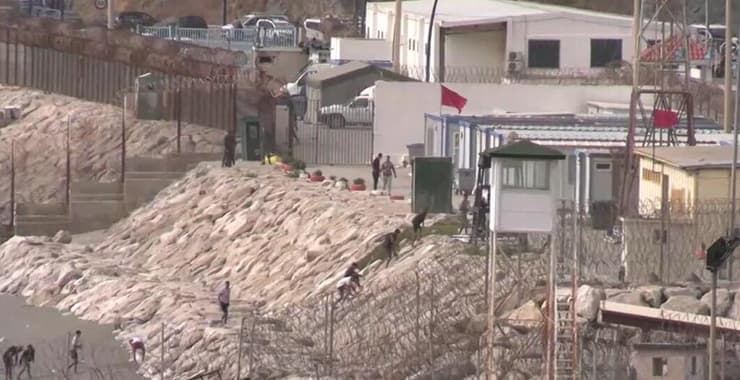 מרוקו ספרד עשרות ילדים שוחים מסתננים ל סאוטה