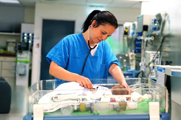 "הטיפול במיקרו-פגים שונה לגמרי. הם זעירים ממש". ד"ר כלנית הרשקוביץ שפורן (צילום: גלעד שעבני) ד"ר כלנית הרשקוביץ שפורן