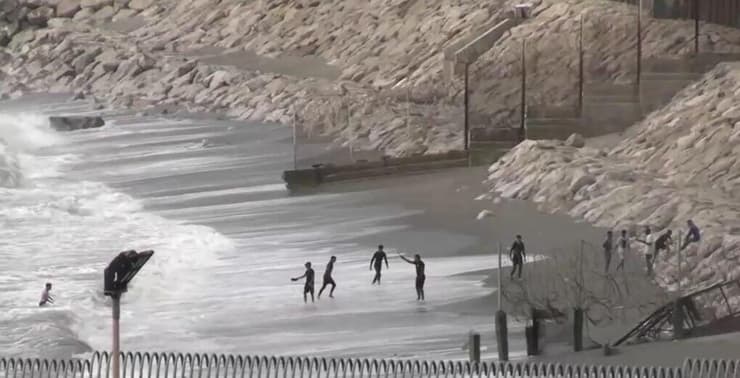 מרוקו ספרד עשרות ילדים שוחים מסתננים ל סאוטה