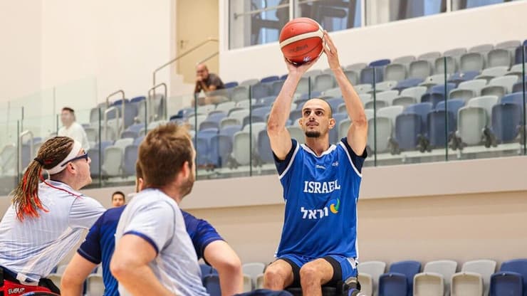 גיא פלטין במשחק כסאות הגלגלים (צילום באדיבות איגוד הכדורסל) נבחרת ישראל במפגש עם נבחרת נכי צה"ל