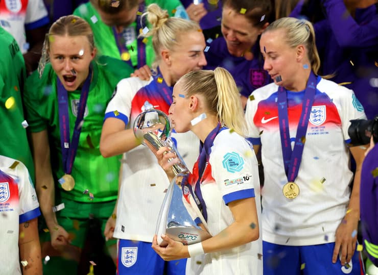 אנגליה חוגגת