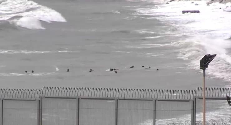 מרוקו ספרד עשרות ילדים שוחים מסתננים ל סאוטה