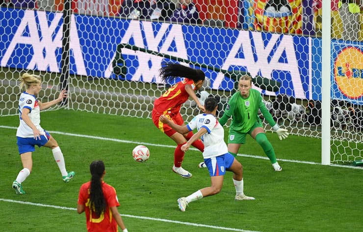 סלמה מנסה לכבוש בעקב