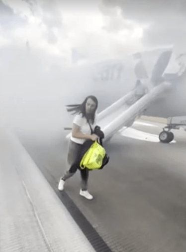 במקרי חירום צריך להשאיר את התיקים מאחור. סרטון הפינוי מראה כי הנוסעים לא פעלו על פי הכללים (highlymigratoryfishing via Instagram@) פינוי חירום ממטוס אמריקן איירליינס