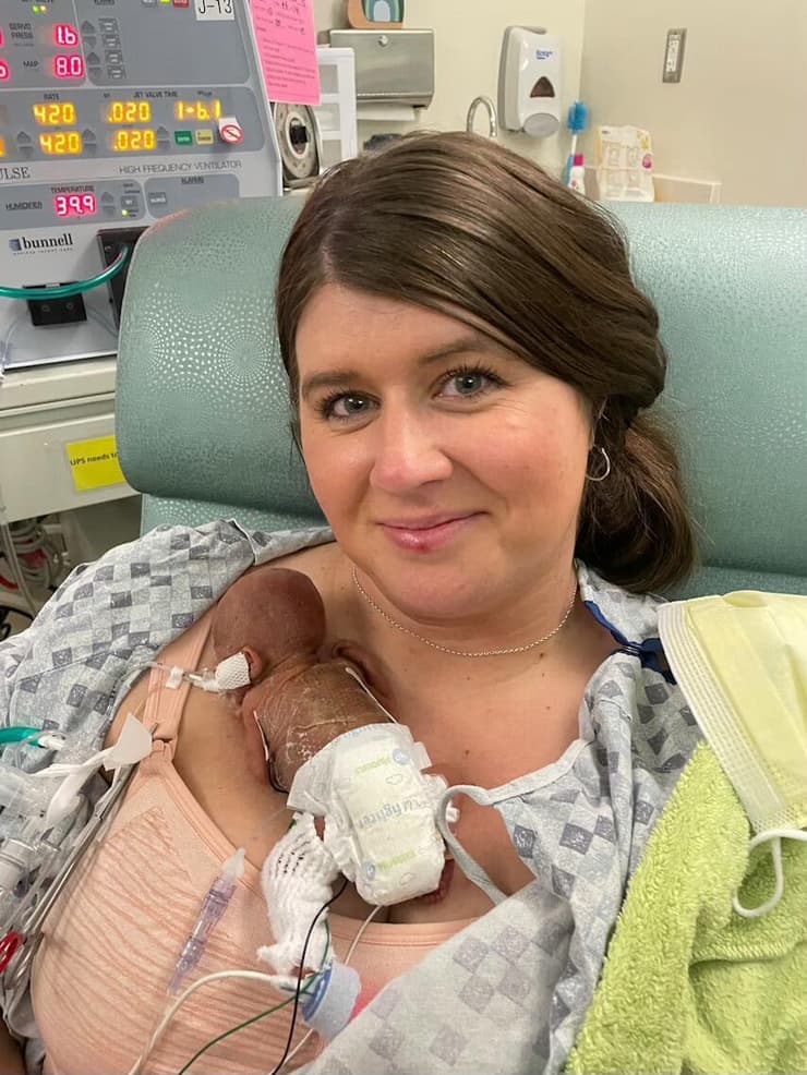 האם מולי עם נאש הקטן בתקופת האשפוז בבית החולים (צילום: מתוך עמוד הפייסבוק של University of Iowa Health Care Stead Family Children's Hospital) נאש קין