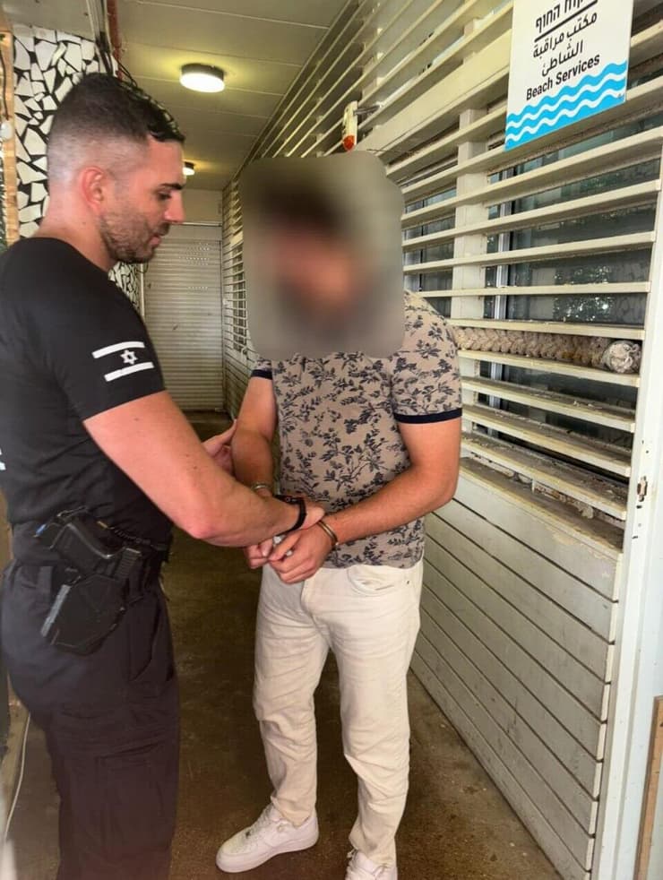 תושב זר נעצר בחשד שצילם קטינות במלתחות הנשים בחוף פרישמן