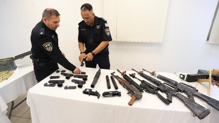 המשטרה עצרה שבעה חשודים שעסקו בסחר באמל"ח צבאי ביו"ש