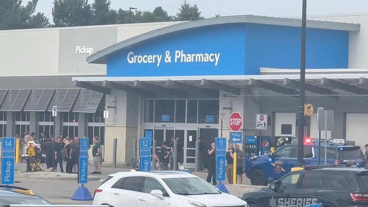 חנות וולמארט שבה נדקרו 11 בני אדם בטרברס סיטי שבמישיגן, ארה"ב